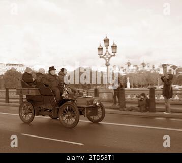 Sepia Tone Teilnehmer 303 1904 Cadillac auf der Westminster Bridge London nach Brighton Veteran Car Run Stockfoto