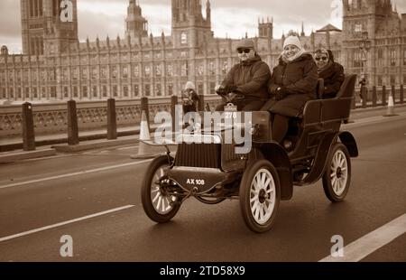 Sepia Tone Teilnehmer 278 1904 täglich auf der Westminster Bridge London nach Brighton Veteran Car Run Stockfoto