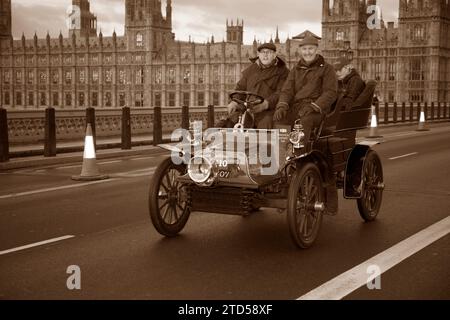 Sepia Tone Teilnehmer 310 Red 1904 Cadillac auf der Westminster Bridge London nach Brighton Veteran Car Run Stockfoto