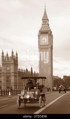 Sepia Tone Teilnehmer 304 Red 1904 Cadillac auf der Westminster Bridge London nach Brighton Veteran Car Run Stockfoto