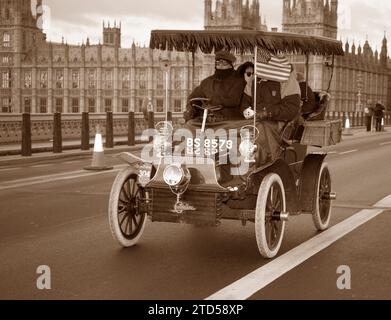 Sepia Tone Teilnehmer 304 Red 1904 Cadillac auf der Westminster Bridge London nach Brighton Veteran Car Run Stockfoto