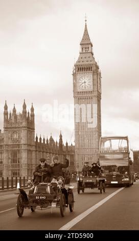 Sepia Tone Teilnehmer 309 1904 Crestmobile auf der Westminster Bridge London nach Brighton Veteran Car Run Stockfoto