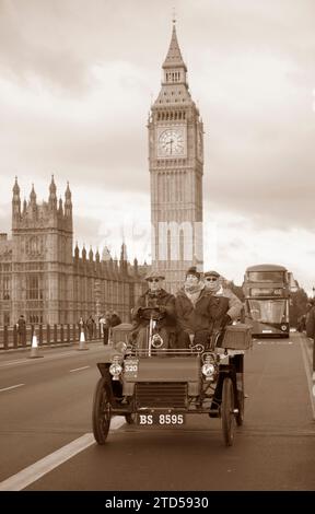 Sepia Tone Teilnehmer 320 1904 Ford auf der Westminster Bridge London nach Brighton Veteran Car Run Stockfoto