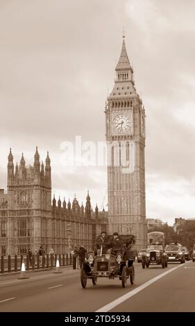 Sepia Tone Teilnehmer 327 1904 Ford Westminster Bridge London Nach Brighton Veteran Car Run Stockfoto