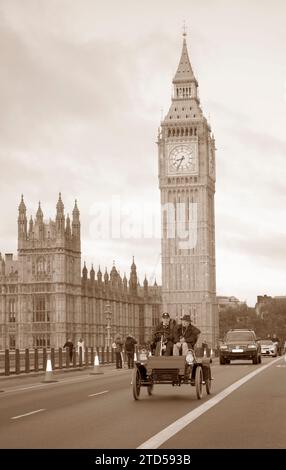 Sepia Tone Teilnehmer 325 1904 Ford auf der Westminster Bridge London nach Brighton Veteran Car Run Stockfoto