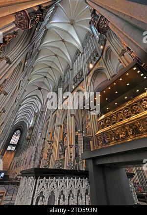 Inneres des Kölner Doms, Köln, Deutschland, mit (rechts) dem Schrein der drei Könige Stockfoto