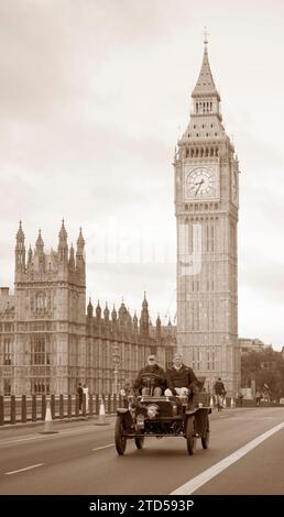 Sepia Tone Teilnehmer 349 1904 Rambler auf der Westminster Bridge London nach Brighton Veteran Car Run Stockfoto