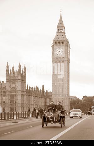 Sepia Tone Teilnehmer 212 1903 Cadillac auf der Westminster Bridge London nach Brighton Veteran Car Run Stockfoto