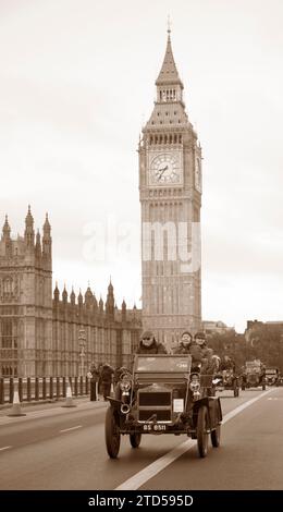 Sepia Tone Teilnehmer 346 1904 Maxwell auf der Westminster Bridge London nach Brighton Veteran Car Run Stockfoto