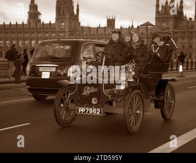 Sepia Tone Teilnehmer 326 Red 1904 Cadillac auf der Westminster Bridge London nach Brighton Veteran Car Run Stockfoto