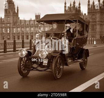 Sepia Tone Teilnehmer 352 1904 Renault auf der Westminster Bridge London nach Brighton Veteran Car Run Stockfoto