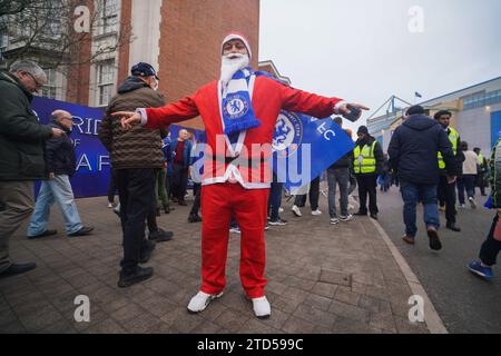 Stamford Bridge, London, Großbritannien. 16. Dezember 2023. Ein Fußballfan aus Chelsea in Weihnachtskostüm für die Weihnachtsfeiertage kommt an der Stamford Bridge an, um das Spiel zwischen Chelsea FC und Sheffield United zu spielen. Quelle: amer Gazzal/Alamy Live News. Stockfoto