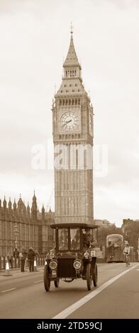 Sepia Tone Teilnehmer 342 1904 White (Dampf) auf der Westminster Bridge London nach Brighton Veteran Car Run Stockfoto