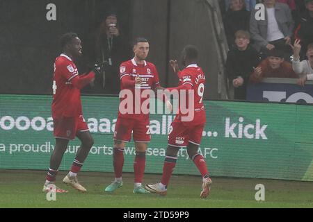 Swansea, Wales, Großbritannien. Dezember 2023. Sam Greenwood von Middlesbrough (c) feiert mit seinen Teamkollegen, nachdem er seinem Team das 1. Tor erzielt hat. EFL Skybet-Meisterschaftsspiel, Swansea City gegen Middlesbrough im Stadion Swansea.com in Swansea, Wales am Samstag, den 16. Dezember 2023. Dieses Bild darf nur für redaktionelle Zwecke verwendet werden. Nur redaktionelle Verwendung, Bild von Andrew Orchard/Andrew Orchard Sportfotografie/Alamy Live News Stockfoto