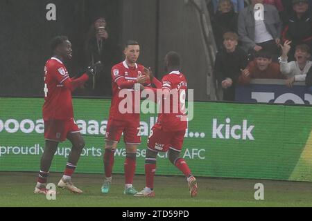 Swansea, Wales, Großbritannien. Dezember 2023. Sam Greenwood von Middlesbrough (c) feiert mit seinen Teamkollegen, nachdem er seinem Team das 1. Tor erzielt hat. EFL Skybet-Meisterschaftsspiel, Swansea City gegen Middlesbrough im Stadion Swansea.com in Swansea, Wales am Samstag, den 16. Dezember 2023. Dieses Bild darf nur für redaktionelle Zwecke verwendet werden. Nur redaktionelle Verwendung, Bild von Andrew Orchard/Andrew Orchard Sportfotografie/Alamy Live News Stockfoto