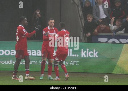 Swansea, Wales, Großbritannien. Dezember 2023. Sam Greenwood von Middlesbrough (c) feiert mit seinen Teamkollegen, nachdem er seinem Team das 1. Tor erzielt hat. EFL Skybet-Meisterschaftsspiel, Swansea City gegen Middlesbrough im Stadion Swansea.com in Swansea, Wales am Samstag, den 16. Dezember 2023. Dieses Bild darf nur für redaktionelle Zwecke verwendet werden. Nur redaktionelle Verwendung, Bild von Andrew Orchard/Andrew Orchard Sportfotografie/Alamy Live News Stockfoto