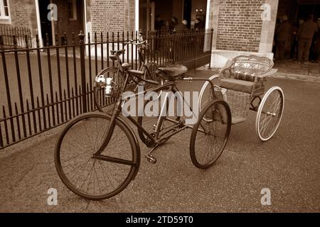 Sepia Tone Tricycle and Trailer London nach Brighton Veteran Car Run Concours Marlborough Road St James's London Stockfoto