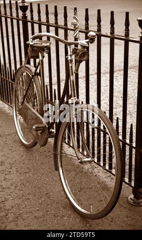 Sepia Tone Historic Cycle Concours Marlborough Road St James's LondonTo Brighton Veteran Car Run Stockfoto