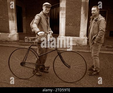 Sepia Tone Teilnehmer 703 1899 Sänger (Fahrrad) London nach Brighton Veteran Car Run Concours Marlborough Road St James's London Stockfoto