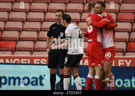 Barnsley, England. Dezember 2023. George Dobson von Charlton Athletic beschwert sich bei Simon Mather, nachdem Adam Phillips für Barnsley beim Sky Bet EFL League One Spiel zwischen Barnsley und Charlton Athletic erzielte. Kyle Andrews/Alamy Live News Stockfoto