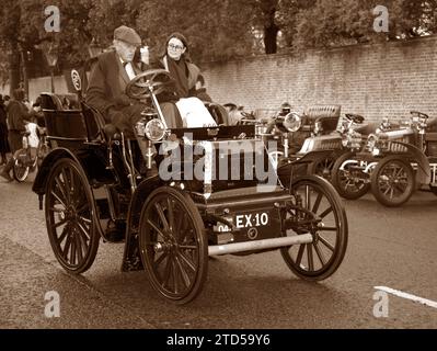 Sepia Tone Teilnehmer 42 1900 Daimler London nach Brighton Veteran Car Run Concours Marlborough Road St James's Londo Stockfoto