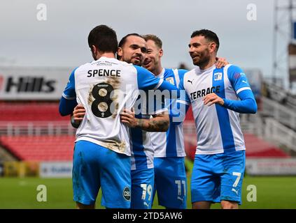 Während des Sky Bet League 2 Spiels zwischen Swindon Town und Barrow auf dem County Ground, Swindon am Samstag, den 16. Dezember 2023. (Foto: Howard Roe | MI News) Barrows Kian Spence feiert mit seinen Teamkollegen sein Eröffnungstor Stockfoto