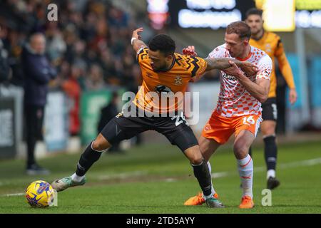 Jordan Cousins #24 von Cambridge United hält Jordan Rhodes #16 von Blackpool während des Sky Bet League 1 Spiels Cambridge United gegen Blackpool im Abbey Stadium, Cambridge, Großbritannien, 16. Dezember 2023 (Foto: Gareth Evans/News Images) Stockfoto