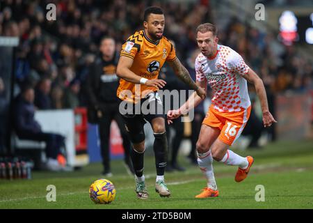 Jordan Cousins #24 von Cambridge United hält Jordan Rhodes #16 von Blackpool während des Sky Bet League 1 Spiels Cambridge United gegen Blackpool im Abbey Stadium, Cambridge, Großbritannien, 16. Dezember 2023 (Foto: Gareth Evans/News Images) Stockfoto