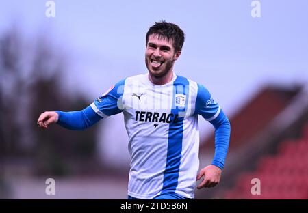 Während des Sky Bet League 2 Spiels zwischen Swindon Town und Barrow auf dem County Ground, Swindon am Samstag, den 16. Dezember 2023. (Foto: Howard Roe | MI News) Barrows Kian Spence feiert sein Ziel Stockfoto