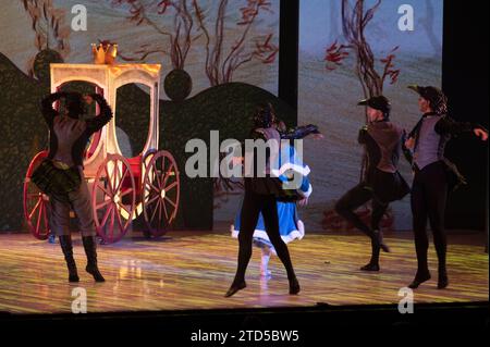 Eine Ballettaufführung der Schneekönigin (Snedronningen) fand im Tivoli Concert Hall (Koncertsalen) in Tivoli Gardens während der Julemark statt (C Stockfoto