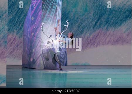 Eine Ballettaufführung der Schneekönigin (Snedronningen) fand im Tivoli Concert Hall (Koncertsalen) in Tivoli Gardens während der Julemark statt (C Stockfoto