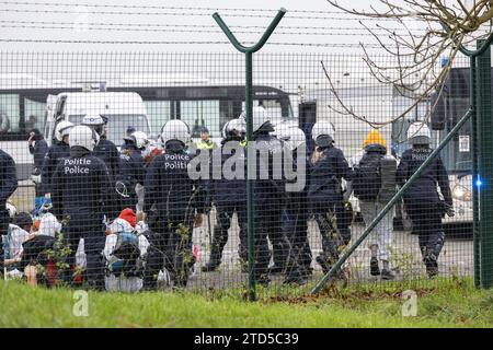 Polizisten und Demonstranten wurden am Samstag, den 16. Dezember 2023, auf dem Flughafen Antwerpen in Deurne (Antwerpen) während eines Massenkapitalwochenendes von der Plattform für zivile Ungehorsamsaktionen gegen den Luftfahrtsektor gezeigt. Die Aktivisten fordern ein Ende der Subventionen für den Sektor, ein Verbot von Privatjets und eine radikale Reduzierung des Luftverkehrs. BELGA FOTO NICOLAS MAETERLINCK Stockfoto