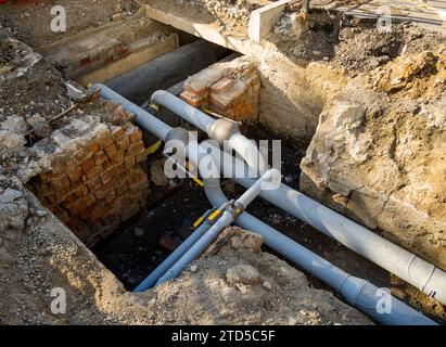 Rohre und Ventile in der Stadtkommunikation ersetzt Stockfoto