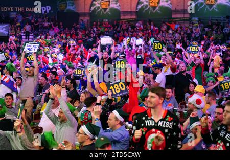 Eine allgemeine Ansicht der Fans am zweiten Tag der Paddy Power World Darts Championship im Alexandra Palace, London. Bilddatum: Samstag, 16. Dezember 2023. Stockfoto