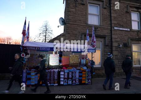 Merchandise sind vor dem Stadion auf Harry Potts erhältlich, weit vor dem Premier League-Spiel in Turf Moor, Burnley. Bilddatum: Samstag, 16. Dezember 2023. Stockfoto