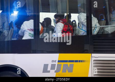 Polizisten und Demonstranten wurden am Samstag, den 16. Dezember 2023, auf dem Flughafen Antwerpen in Deurne (Antwerpen) während eines Massenkapitalwochenendes von der Plattform für zivile Ungehorsamsaktionen gegen den Luftfahrtsektor gezeigt. Die Aktivisten fordern ein Ende der Subventionen für den Sektor, ein Verbot von Privatjets und eine radikale Reduzierung des Luftverkehrs. BELGA FOTO NICOLAS MAETERLINCK Stockfoto