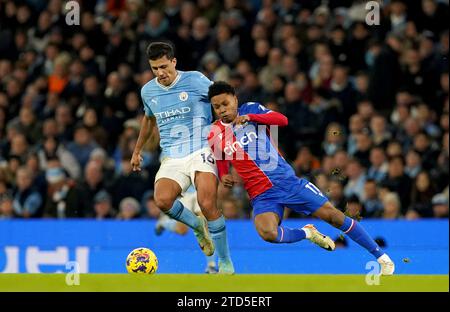 Manchester Citys Rodri kämpft um den Ball mit Matheus Franca aus Crystal Palace während des Premier League-Spiels im Etihad Stadium in Manchester. Bilddatum: Samstag, 16. Dezember 2023. Stockfoto