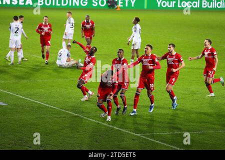 Swansea, Wales, Großbritannien. Dezember 2023. Samuel Silvera aus Middlesbrough (18) feiert mit seinen Teamkollegen, nachdem er seinen Teams das 2. Tor erzielt hat. EFL Skybet-Meisterschaftsspiel, Swansea City gegen Middlesbrough im Stadion Swansea.com in Swansea, Wales am Samstag, den 16. Dezember 2023. Dieses Bild darf nur für redaktionelle Zwecke verwendet werden. Nur redaktionelle Verwendung, Bild von Andrew Orchard/Andrew Orchard Sportfotografie/Alamy Live News Stockfoto