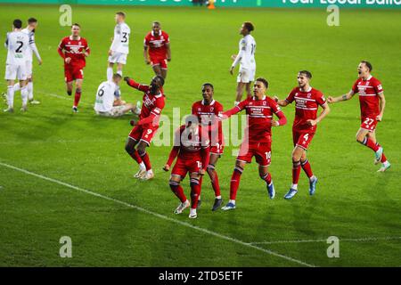 Swansea, Wales, Großbritannien. Dezember 2023. Samuel Silvera aus Middlesbrough (18) feiert mit seinen Teamkollegen, nachdem er seinen Teams das 2. Tor erzielt hat. EFL Skybet-Meisterschaftsspiel, Swansea City gegen Middlesbrough im Stadion Swansea.com in Swansea, Wales am Samstag, den 16. Dezember 2023. Dieses Bild darf nur für redaktionelle Zwecke verwendet werden. Nur redaktionelle Verwendung, Bild von Andrew Orchard/Andrew Orchard Sportfotografie/Alamy Live News Stockfoto