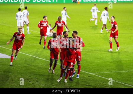 Swansea, Wales, Großbritannien. Dezember 2023. Samuel Silvera aus Middlesbrough (18) feiert mit seinen Teamkollegen, nachdem er seinen Teams das 2. Tor erzielt hat. EFL Skybet-Meisterschaftsspiel, Swansea City gegen Middlesbrough im Stadion Swansea.com in Swansea, Wales am Samstag, den 16. Dezember 2023. Dieses Bild darf nur für redaktionelle Zwecke verwendet werden. Nur redaktionelle Verwendung, Bild von Andrew Orchard/Andrew Orchard Sportfotografie/Alamy Live News Stockfoto