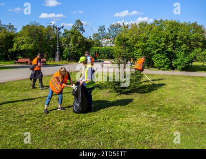 Murmansk, Russland - 09. August 2021: Frühjahrsputz im Zentralpark der Stadt Murmansk Stockfoto