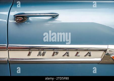 WETTENBERG, HESSEN, DEUTSCHLAND - 07 - 28 - 2023: IMPALA-Schriftzug auf einer Autotür bei einer Autosalon Golden Oldies in Krofdorf-Gleiberg, bei Gießen, Hessen. Stockfoto