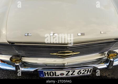 WETTENBERG, HESSEN, DEUTSCHLAND - 07 - 28 - 2023: OPEL-Schriftzug auf einem Oldtimer auf einer Traditionswagenschau Golden Oldies. Stockfoto