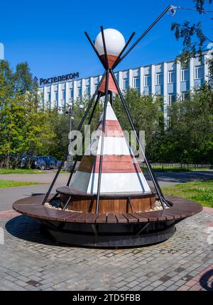 Murmansk, Russland - 9. August 2021: Bank im Stil eines Sami Chum, Central Square, Murmansk City Stockfoto