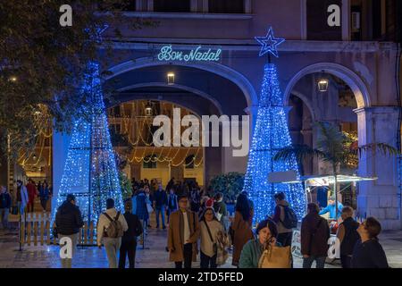 Palma de Mallorca, Spanien; 12. dezember 2023: Weihnachtsbeleuchtung der Straßen der mallorquinischen Stadt Palma de Mallorca bei Nacht. Spanien Stockfoto