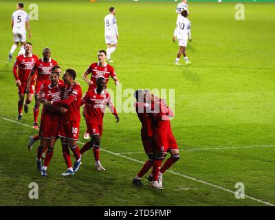 Swansea, Wales, Großbritannien. Dezember 2023. Samuel Silvera von Middlesbrough (ganz rechts) feiert mit seinen Teamkollegen, nachdem er seinen Teams das 2. Tor erzielt hat. EFL Skybet-Meisterschaftsspiel, Swansea City gegen Middlesbrough im Stadion Swansea.com in Swansea, Wales am Samstag, den 16. Dezember 2023. Dieses Bild darf nur für redaktionelle Zwecke verwendet werden. Nur redaktionelle Verwendung, Bild von Andrew Orchard/Andrew Orchard Sportfotografie/Alamy Live News Stockfoto