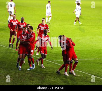 Swansea, Wales, Großbritannien. Dezember 2023. Samuel Silvera von Middlesbrough (ganz rechts) feiert mit seinen Teamkollegen, nachdem er seinen Teams das 2. Tor erzielt hat. EFL Skybet-Meisterschaftsspiel, Swansea City gegen Middlesbrough im Stadion Swansea.com in Swansea, Wales am Samstag, den 16. Dezember 2023. Dieses Bild darf nur für redaktionelle Zwecke verwendet werden. Nur redaktionelle Verwendung, Bild von Andrew Orchard/Andrew Orchard Sportfotografie/Alamy Live News Stockfoto