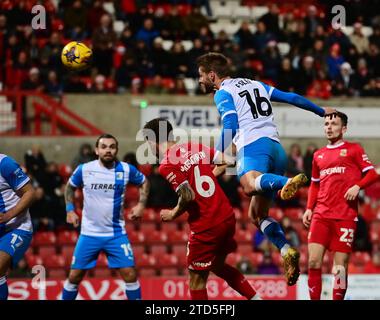 Während des Sky Bet League 2 Spiels zwischen Swindon Town und Barrow auf dem County Ground, Swindon am Samstag, den 16. Dezember 2023. (Foto: Howard Roe | Sam Foley von MI News Barrow punktet mit einem Header Stockfoto