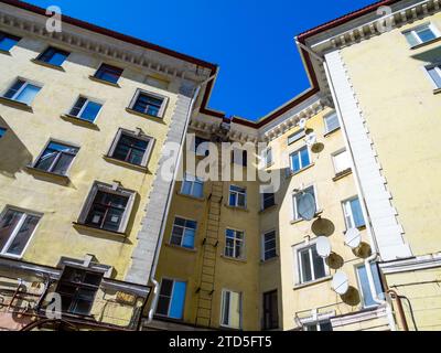 Murmansk, Russland - 09. August 2021: Fragment des Hauses Nr. 67 in der Lenin-Straße, Blick vom Hof Stockfoto