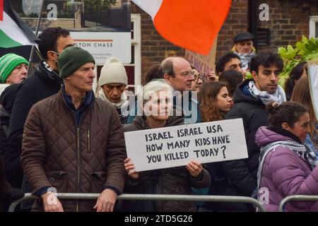 London, Großbritannien. Dezember 2023. Propalästinensische Demonstranten versammeln sich vor der Residenz der israelischen Botschafterin Tzipi Hotovely, nachdem sie Kommentare abgegeben hatte, die die zwei-Staaten-Lösung abgelehnt hatten. Quelle: Vuk Valcic/Alamy Live News Stockfoto